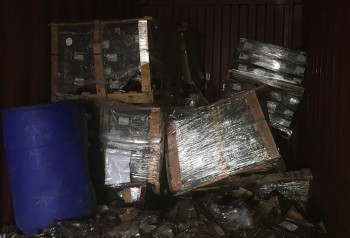 Lô phụ tùng ô tô cực lớn trà trộn trong 4 container phế liệu